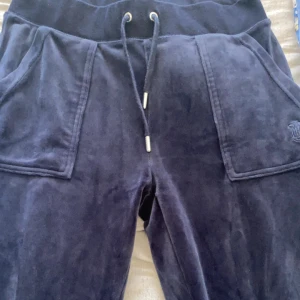  Juicy byxor  - Säljer juicy byxor storlek S pris kan diskuteras men helst 500kr för dem  