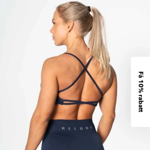 Sport bh Relode - En jättesnygg sport bh från Relode i Prime Seamless kollektionen!! I nyskick, knappt använd. Såå fin rygg. Nypris 499 kr, säljer även i svart (paketpris)
