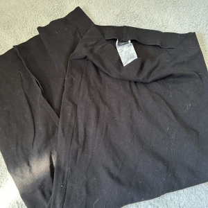 Midkjol  - Aldrig använd midikjol storlek M från Gina tricot med slits baktill.