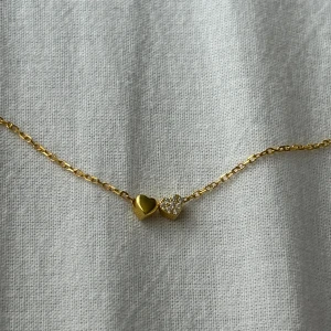 Dam guld halsband - Guld dam halsband äkta silver dopat i 18 karats guld. Så missfärgar inte och 100% vattentålig. Man kan duscha med den. Helt ny och oöppnad. Fick den som present så därför säljs för ett jättebra pris.