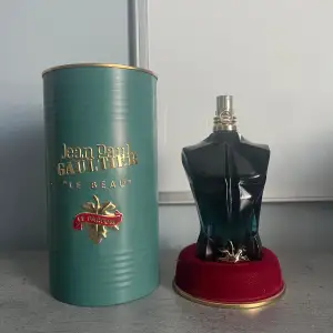 Jean Paul Gaultier le parfum ” le beau” 125ml Den är 10/10 skick  Se sista bilden för hur mycket det är kvar! Ungefär 120ml kvar Hämtas i Täby 