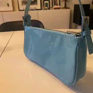 Jättefin blå handväska från H&M, kommer tyvärr inte till användning.