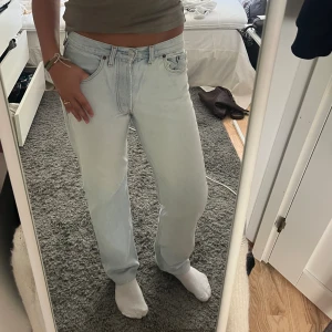 Levis jeans - Så snygga och somriga vintage levis 501. de har tyvärr har en liten reva mellan benen som lätt går att sy ihop skriv privat för bilder på den💕💕 små i storleken så mer som en w30🌸🌸