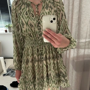 Klänning  - Superfin klänning från zara, funkar perfekt både nu till sommaren och till hösten!! Använd max 4 gånger