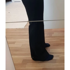 Svarta fin byxor från H&M strl 36  - Svarta fin byxor från H&M strl 36  sparsamt använda så dom känns som nya ändå är lapens text svår läst jag ser att de står polyester 52 lr 62% sen står de 39%vikos och 5% Elastane vad jag kan tyda tvättas i 40 grader bild på lappen kan 