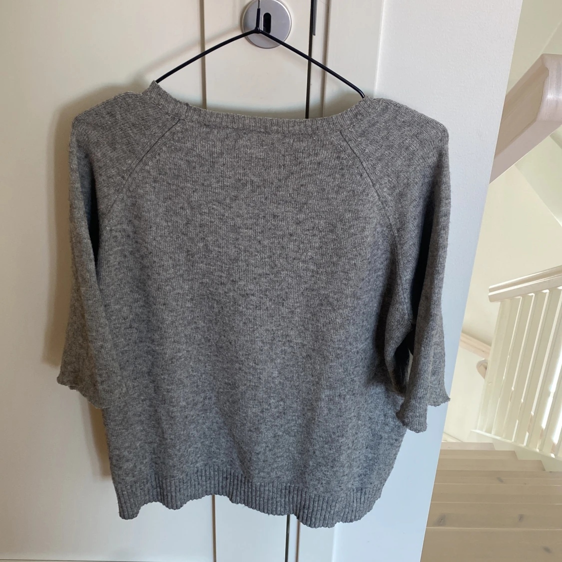 Grå stickad t-shirt  - 91