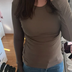 Mörkbrun tight tröja - Detta är en tight långarmad tröja fråb h&m som jag inte använder. Använd ett fåtal gånger
