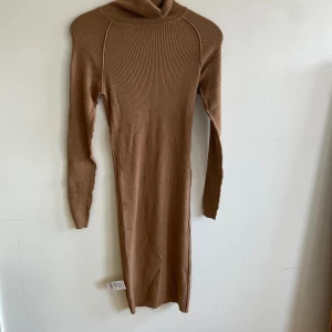 Tajt långärmad klänning  - Tajt lång klänning i brunt Oanvänd ! 