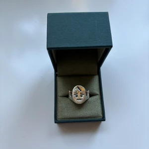 Maria Nilsdotter- Frankenstein - Maria Nilsdotter Frankenstein ring i silver! Superfint skick då den nyligen är putsad.😊 storlek 16 eller 16.5mm. Askar ingår (inga byten)