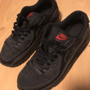 Säljer mina air Max 90s lite smutsiga går alltid o rengöra har reflexer som lyser mot stark blixt  - Bra skick ganska nya
