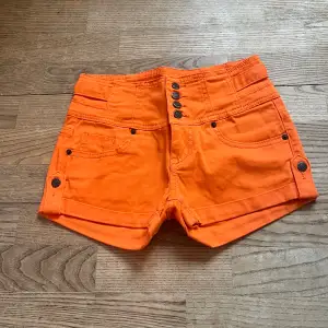 Orangea shorts. Midjemått 32 cm rakt över, total längd 26 cm. Köp via köp nu ❤️‍🔥