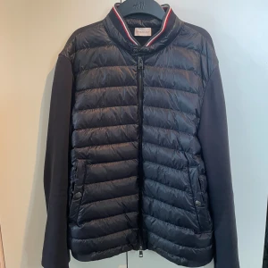 Moncler cardigan  - Tjenare, säljer nu min as feta Moncler cardigan i storlek L passar S-M i färgen navy blått, skick 9/10 , inga defekter eller flaws, nypris: 10 000:- /pris kan diskuteras! pm vid frågor eller funderingar 🤝