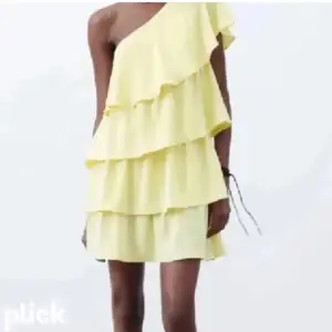 Söker denna gula zara klänning i storlek S kan betala 700 men även 750 om det behövs, kontakta gärna mig om ni säljer💕