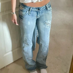 Replay lowrise jeans - Supersnygga lowrise jeans!! Midjemått: 40, innerbenslängd: 85cm, jag på bilden är 176cm!💞