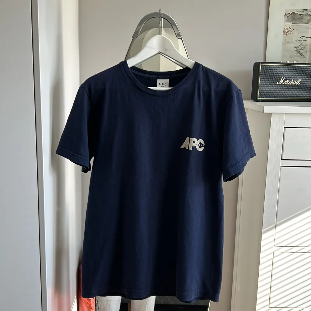 Mörkblå APC tshirt i riktigt bra skick. Inga defekter! (Sprickorna på texten är del av designen). Nypris runt 1200kr.. T-shirts.