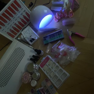 Gelenagel kit  - Ett perfekt starter - kit för dig som vill göra egna gelé naglar!   •Uv-lampa    •El-fil + bits  •Handhållare/ dammuppsugare.  •Geléer , tippar, glitter    •5 övnings fingrar   •Borstar  •Buffrar  •Tavla med olika naglar   
