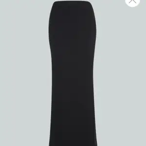 säljer denna fina kjolen från bikbok då jag har många svarta långkjolar 🫶🏼 storlek xs