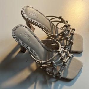 Asos klackar - Superfina Mules från Asos. Använt typ 1-2 gr så nyskick! Klackhöjd 10cm. Läder immitation