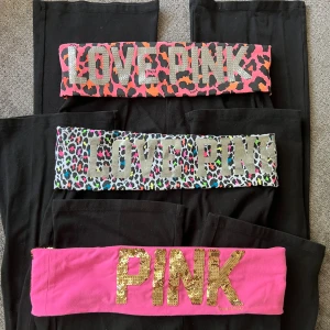 Victoria Secret’s Pink Yoga Pants - Nu säljer jag dessa otroliga pink yoga pants i helt ny skick🩷 Tyvärr producera inte såna längre därav priset🥂🔻För att köpa separat måste man skriva privat till mig innan🔻Har även fler plagg i min profil 🩷1000 kr per styck 