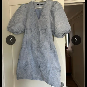 SÖKER  - Söker denna klänning från Gina. Storlek M/L 