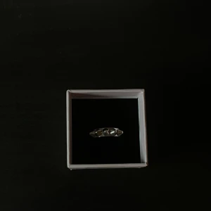 Edblad silver peak ring - Edblad single peak ring i silver. Fint skick och kommer med ask. Säljer då jag använder mer guld. Köpte den för 350 kr ny. 