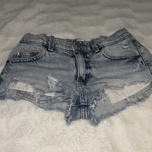 Jeans shorts - Säljer mina lågmidjade jeans shorts!