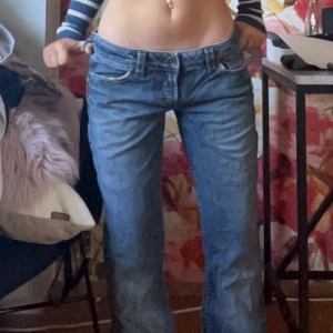Low waist jeans - Jätte låga low waist jeans som är alldeles för långa för mig som är 156cm! Det står att dem är storlek 29 och är från ett företag som heter ”silver jeans”. Aldrig kommit till användning då de är för låga! 💕 orginal priset var 1300kr ❤️
