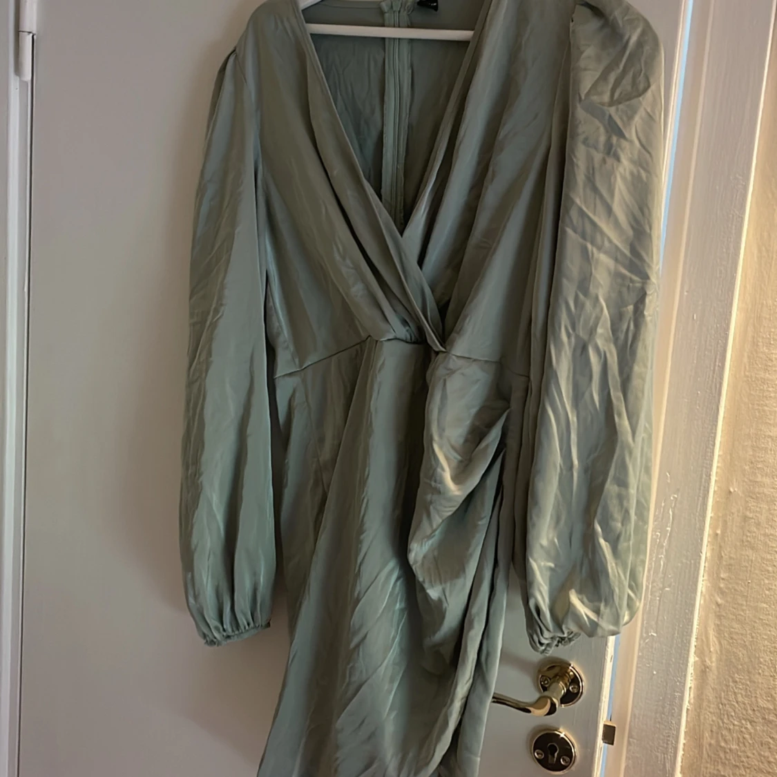 Grön siden klänning 