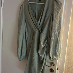 Grön siden klänning  - Supersöt grön siden klänning! jätte fint skick! säljes då den är något liten åt mig💛