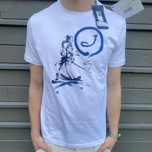 JACOB COHËN T-SHIRT (helt ny)! - Säljer min feta jacob cohen tisha som är heöt ny med prislapp och tags. Perfekt nu till sommaren. Vid frågor eller funderingar är det bars att skriva