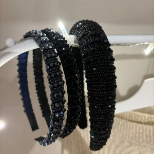 Glittriga diadem💗 - Använda ett fåtal gånger.  Från ur o pen  Nypris 99kr/st men säljer för 25kr/st 2 svarta  1 marinblå 