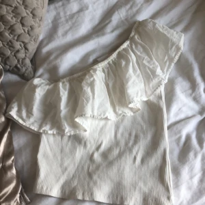 Vit topp zara❤️ - Vit topp från zara❤️ Har använt en gång och det var på skolavslutningen ❤️Den är för liten och därför säljer jag toppen❤️ 