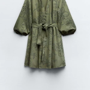 Zara klänning - Säljer denna jättefina populära klänningen från zara, helt slutsåld och inte använd med lappen kvar. Säljer då den tyvärr inte passa