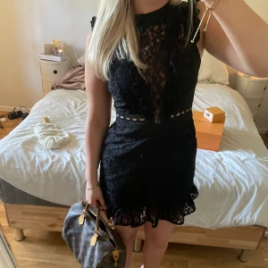 Spets klänning  - Super fin spetsklänning perfekt till många tillfällen💕💕