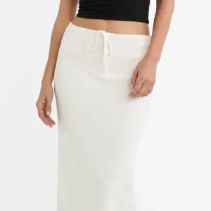 Fin kjol från stradivarius, lågmidjad. Aldrig använd, storlek 36. 