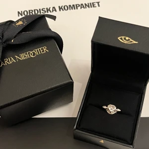 Maria Nilsdotter örhämge - Säljer mitt helt nya Maria Nilsdotter örhänge. Det är helt oanvänt och aldrig uttaget ur förpackning. Inköpt i februari, men aldrig kommit till användning och tiden för att lämna tillbaks gick ut❤️Nypris 1600kr, köp nu 1000kr så postar jag samma dag🥰