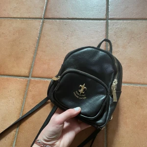 Liten ryggsäck - Står äkta läder men tror att det är fake, köpt på en marknad i Italien för några år sedan