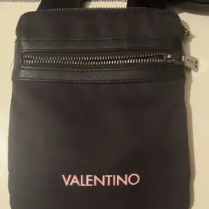 Säljer min äkta valentino väska eftersom den behövs inte längre den är lite använd men i jätte bra skick och man för plats med mycket i väskan 