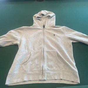 Ralph lauren zip hoodie  - Riktigt fet zip hoodie från Ralph lauren. Lite urtvättad men funkar fint. Storlek: Barstorlek L. Pris kan diskuteras.