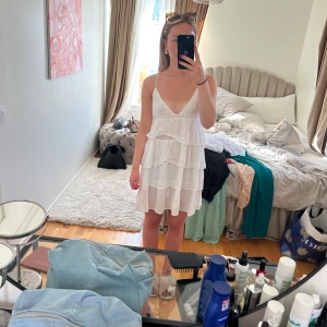 Supersöt klänning - Lite skrynklig på bilden!  Kommer inte till användning därav säljer jag den. Köptes på plick