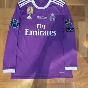 Ronaldo Tröja Storlek Small och är Champions League tröjan med alla patches. Real Madrid vann deras tolfte Champions league i denna tröja!