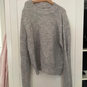 Stickad tröja  - Nästintill oanvänd stickad grå tröja 