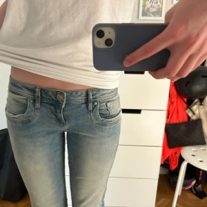 Ltb valerie bootcut jeans  - Super snygga Lågmidjade utsvängda jeans från ltb! Bra skicka! Midjemåttet 37 plus stretch, innerbenslängden: 80 cm ❤️