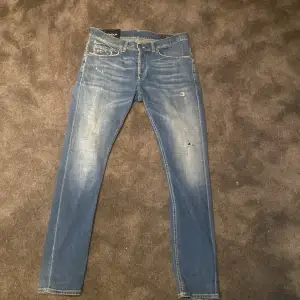 Säljer nu dessa nya Dondup jeans, skicket är 10/10 och knappt använda. Storlek 33