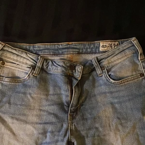 Crocker Jeans  - Lågmidjade skinny jeans med hål. 