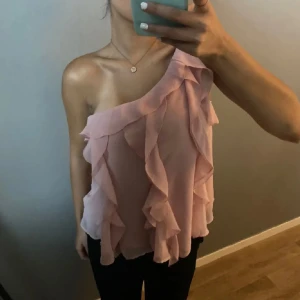 Zara topp - Säljer min zara volang/chiffong topp som Tyvär aldrig kommit till användning❤️❤️