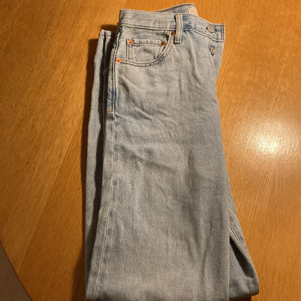 Dessa jeansen är helt nya och aldrig använda på grund av att de var för stora på mig. Modellen är ribcage straight ankle. Nypris:650. Farkut & Housut.
