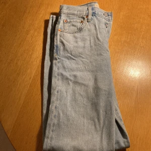 Levis jeans - Dessa jeansen är helt nya och aldrig använda på grund av att de var för stora på mig. Modellen är ribcage straight ankle. Nypris:650