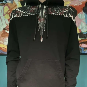 Marcelo burlon hoodie  - Säljer denna asfeta hoodie från Marcelo burlon, då den inte kommer till användning längre. Den är i 9/10 skick, förutom att metalltippen på ena snöret har trillat av, som man kan se på bilden. Annars är den i princip oanvänd. XS men sitter som S/M