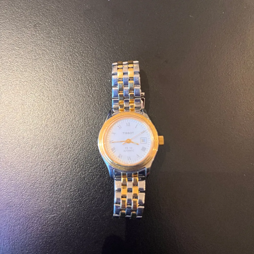 Nu säljes denna Tissot PR50 automatic dammodell! Den är väldigt svår att få tag på nuförtiden! Speciellt i detta skick! För endast 999kr blir denna klockan din! Perfekt födelsedagspresent eller nu lagom till alla hjärtans dag. . Asusteet.